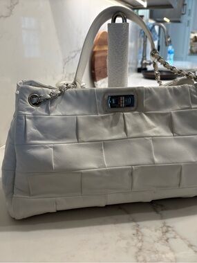 CHANEL White Quilted Leather Shoulder Bag with Chain Strap